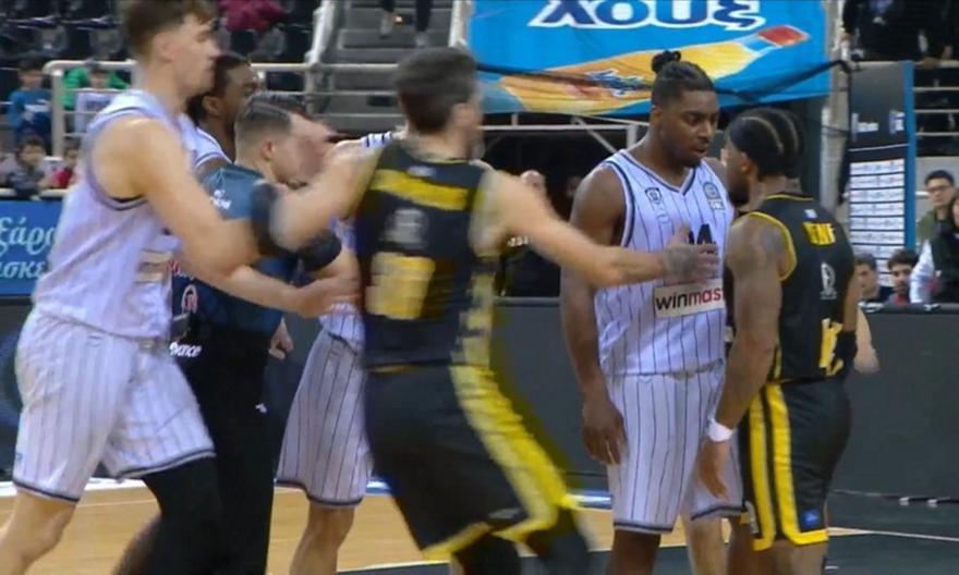 ΠΑΟΚ-Μαρούσι: Ο Κιν έσπρωξε τον Ρέινολντς και οι γηπεδούχοι του ζήτησαν τον λόγο