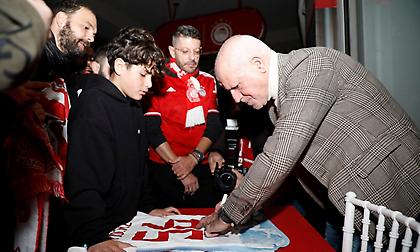 Υπέγραψε αυτόγραφα στο Red Store πριν το Ολυμπιακός-Παναθηναϊκός ο Αναστόπουλος