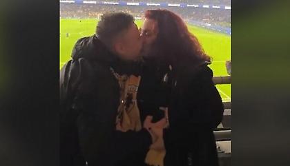 Πρόταση γάμου από φίλο της ΑΕΚ στην OPAP Arena