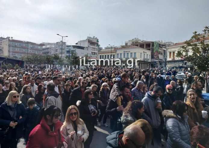 «Δεν έχω οξυγόνο»: Χιλιάδες πολίτες στις συγκεντρώσεις σε όλη τη χώρα για τα Τέμπη