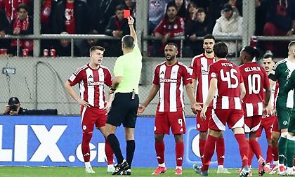 Με 10 ο Ολυμπιακός, αποβλήθηκε ο Κοστίνια με απευθείας κόκκινη μετά από χρήση VAR - Απολογήθηκε ο Πορτογάλος στον κόσμο!