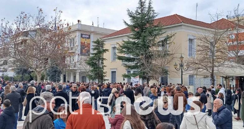 «Δεν έχω οξυγόνο»: Χιλιάδες πολίτες στις συγκεντρώσεις σε όλη τη χώρα για τα Τέμπη