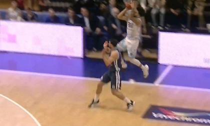 Τι έβαλε ρε παιδιά; Απίθανο τρίποντο του Περάντες στη λήξη του ημιχρόνου!