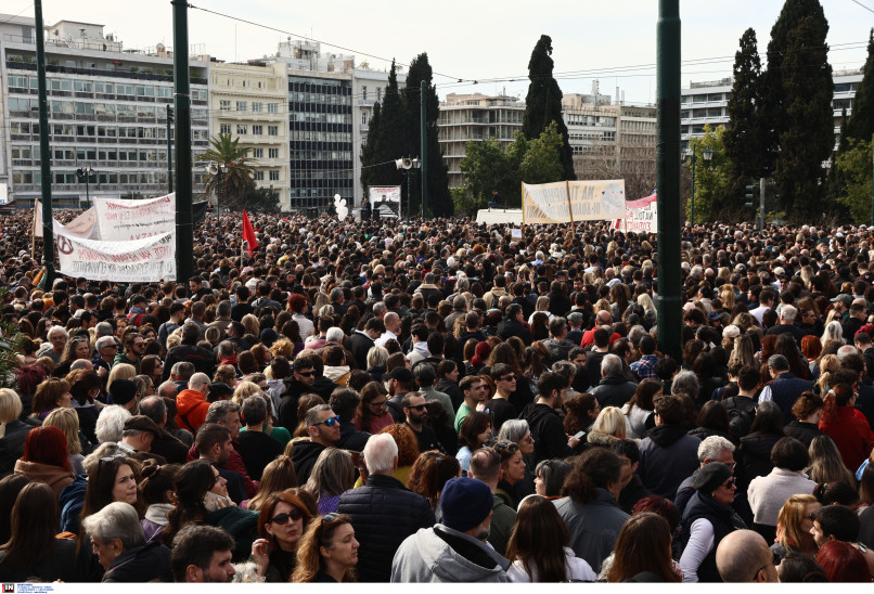 «Δεν έχω οξυγόνο»: Χιλιάδες πολίτες στις συγκεντρώσεις σε όλη τη χώρα για τα Τέμπη