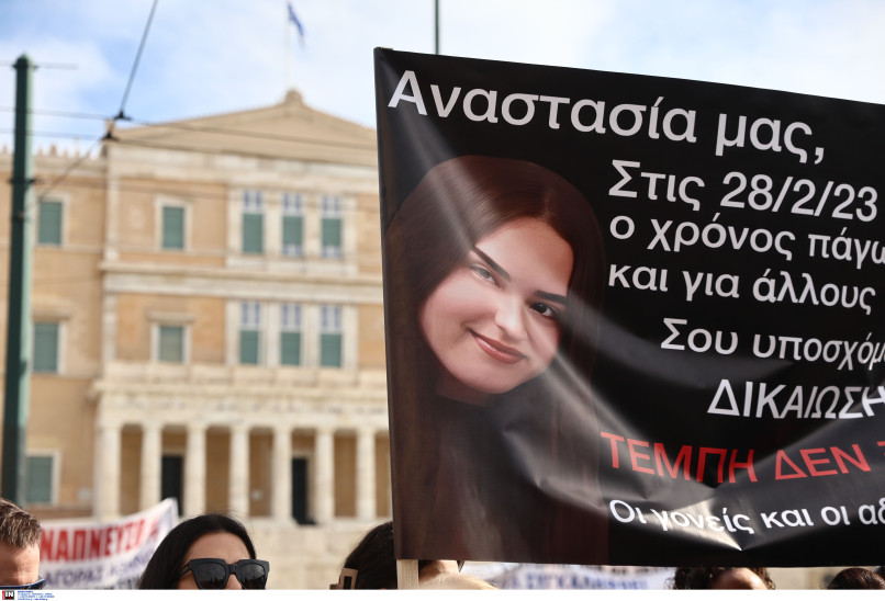 «Δεν έχω οξυγόνο»: Χιλιάδες πολίτες στις συγκεντρώσεις σε όλη τη χώρα για τα Τέμπη