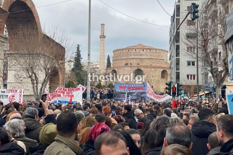 «Δεν έχω οξυγόνο»: Χιλιάδες πολίτες στις συγκεντρώσεις σε όλη τη χώρα για τα Τέμπη