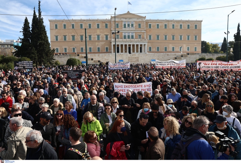 «Δεν έχω οξυγόνο»: Χιλιάδες πολίτες στις συγκεντρώσεις σε όλη τη χώρα για τα Τέμπη