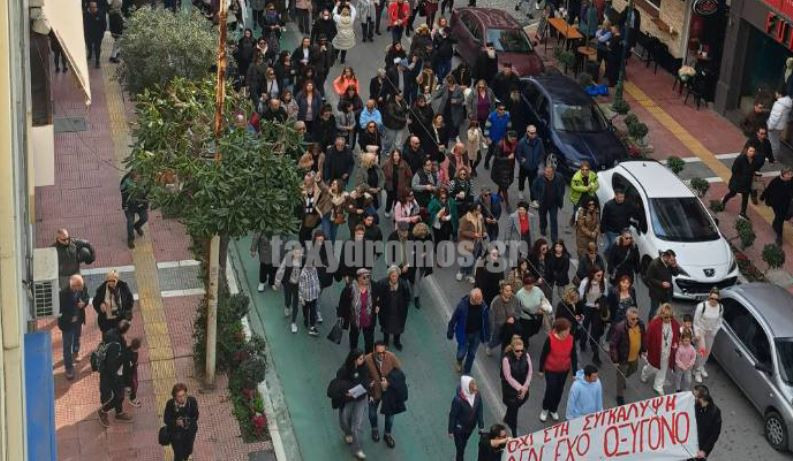 «Δεν έχω οξυγόνο»: Χιλιάδες πολίτες στις συγκεντρώσεις σε όλη τη χώρα για τα Τέμπη