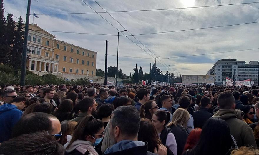 Τέμπη: Επεισόδια με μολότοφ και χημικά σε Αθήνα και Θεσσαλονίκη