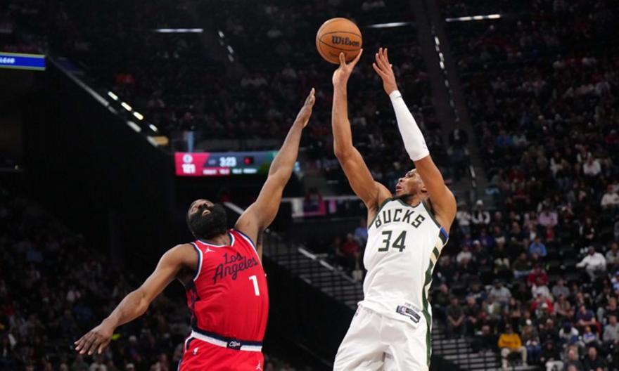 Γιάννης Αντετοκούνμπο: Το σχόλιό του για το «Wall» στο γήπεδο των Κλίπερς