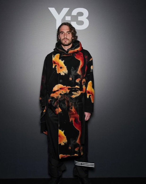 Τσιτσιπάς και Σισέ με ιδιαίτερο ντύσιμο σε καμπάνια της Adidas-Έκανε πασαρέλα ο Γάλλος