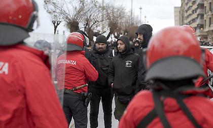 Συνελήφθησαν τρεις οπαδοί της Σοσιεδάδ για επίθεση με μπουκάλια και φωτοβολίδα σε φίλο του ΠΑΟΚ