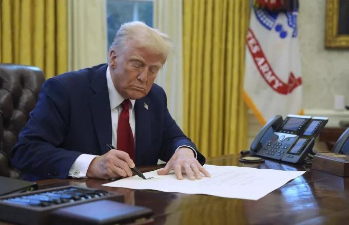 Τραμπ: Έτοιμος να βάλει υπογραφή στο διάταγμα για επιβολή δασμών σε Μεξικό, Καναδά & Κίνα