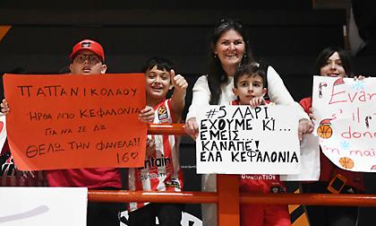 «Λάρι, έχουμε και εμείς καναπέ, έλα Κεφαλονιά»: Το ευφάνταστο πανό φίλου του Ολυμπιακού!