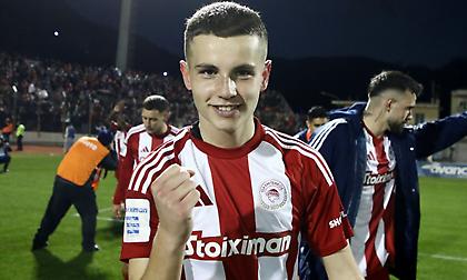 Ο Μουζακίτης αποθεώθηκε κατά πανηγυρισμούς του Ολυμπιακού μπροστά στους φίλους της ομάδας!