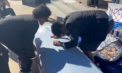 Οι Μαβς χάνουν με 50-19 στην 1η περίοδο από τους Μαβς στη μετά-Ντόντσιτς εποχή - Με φέρετρο στο γήπεδο οπαδοί τους!