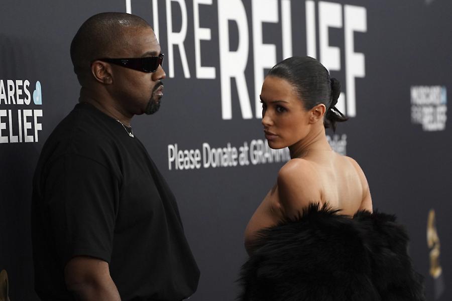 Bianca Censori: Έκανε στριπτίζ στα Grammys με τις ευλογίες του Kanye West