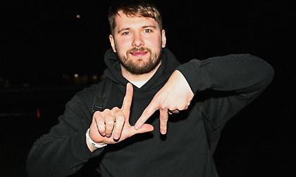 Έφτασε στο Λος Άντζελες ο Ντόντσιτς: Η χαρακτηριστική χειρονομία που έκανε