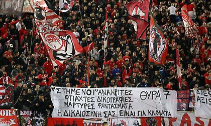 Πρόστιμο της ΔΕΑΒ στον Ολυμπιακό για πανό με τον Παναθηναϊκό