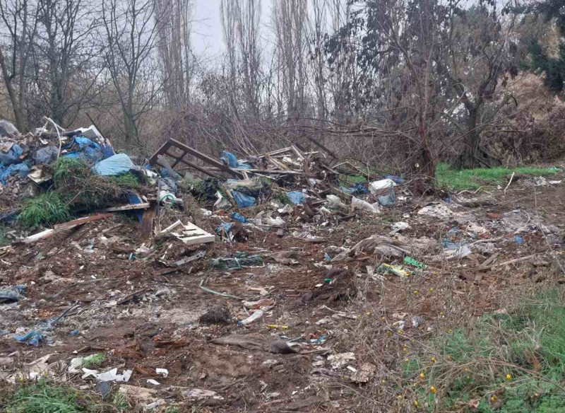 Θεσσαλονίκη: Ασυνείδητος οδηγός φορτηγού πετούσε μπάζα σε περιοχή Natura