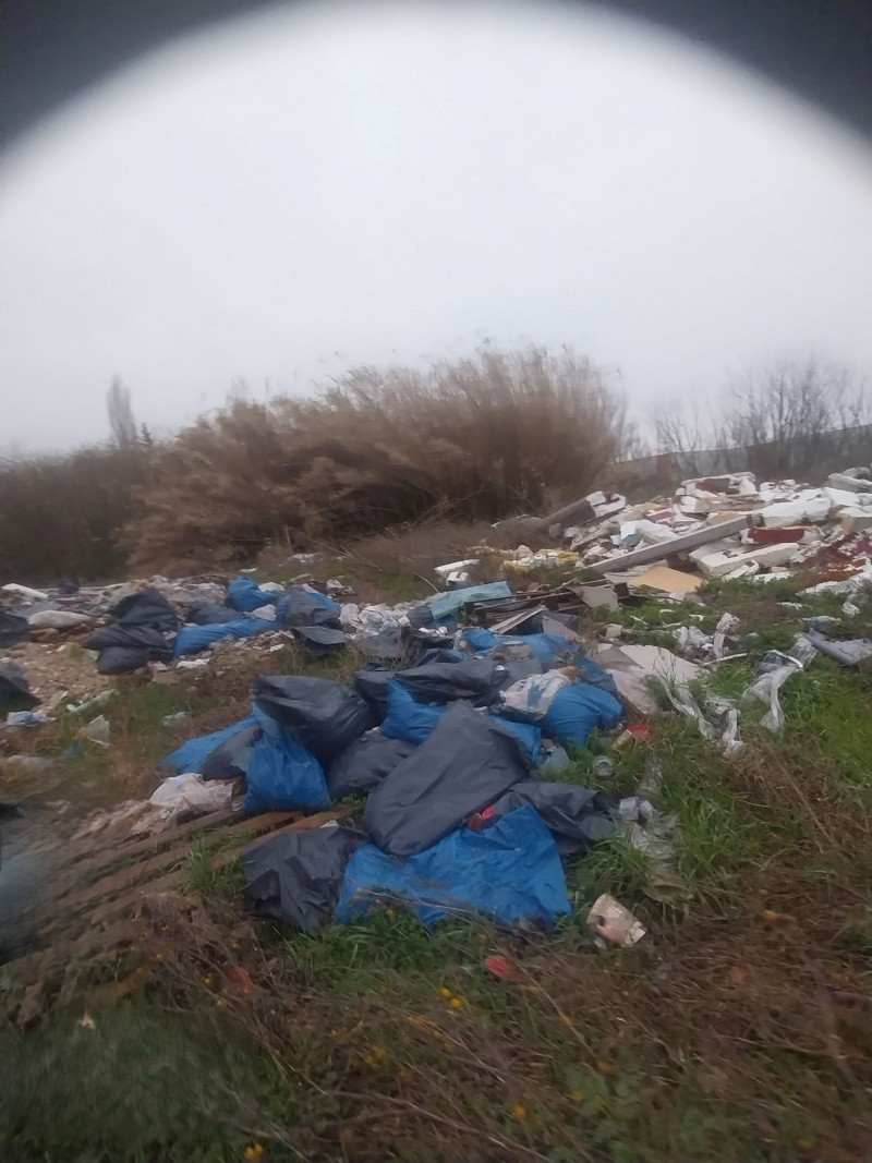 Θεσσαλονίκη: Ασυνείδητος οδηγός φορτηγού πετούσε μπάζα σε περιοχή Natura