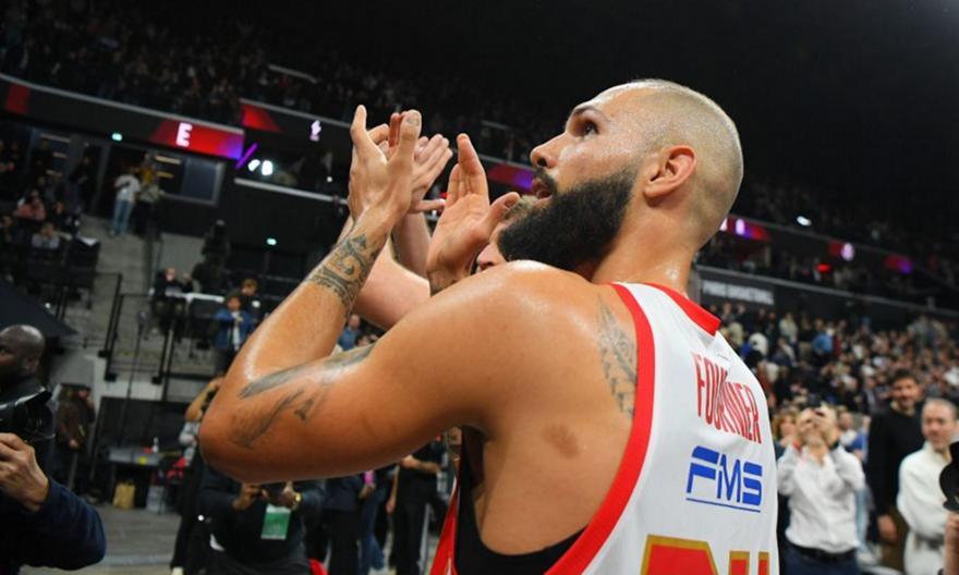 Η ανάρτηση του Φουρνιέ για τον κόσμο του Ολυμπιακού που έβαψε «ερυθρόλευκη» την έδρα της Παρί