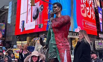 Η Νέα Υόρκη γιόρτασε τα γενέθλια του Κριστιάνο με ένα άγαλμά του στην Times Square!