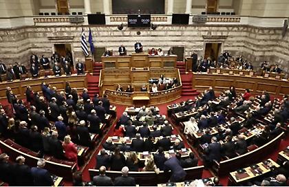 Τέμπη: Μία μόνο συζήτηση στη Βουλή θέλει η κυβέρνηση