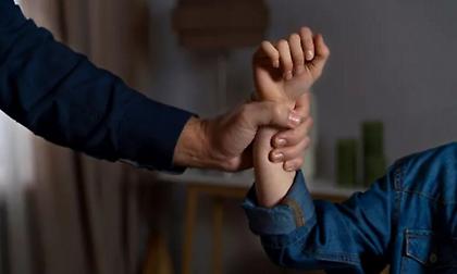 Κακοποίηση 12χρονης στο Αλιβέρι: Διαρρήκτες μπήκαν στο σπίτι των γονιών της