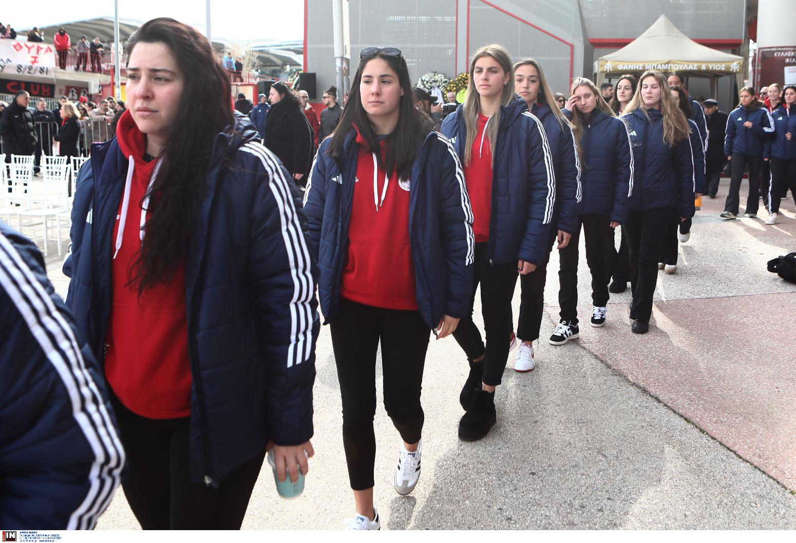 Ολυμπιακός: Σύσσωμος ο σύλλογος στο μνημόσυνο για τα θύματα της Θύρας 7