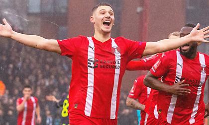 Απίθανο γκολ από τη σέντρα και 1-0 η Λέιτον Όριεντ τη Μάντσεστερ Σίτι