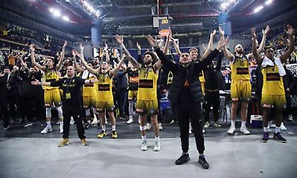 Οι ωραίες στιγμές με τον κόσμο και τα υπόλοιπα πλάνα από την παρακάμερα της ΑΕΚ Βetsson κόντρα στον Προμηθέα