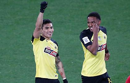 Πρώτο φετινό γκολ Πινέδα με… φωτοβολίδα για το 1-0 της ΑΕΚ!