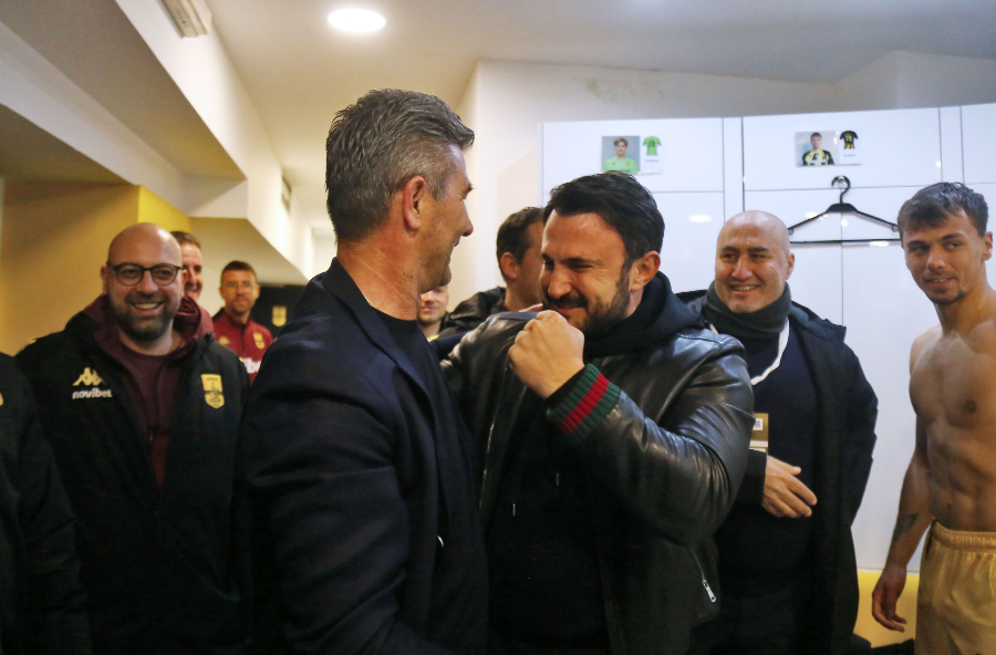 Άρης: Η θερμή αγκαλιά Καρυπίδη και Ουζουνίδη μετά τη νίκη επί του Παναθηναϊκού