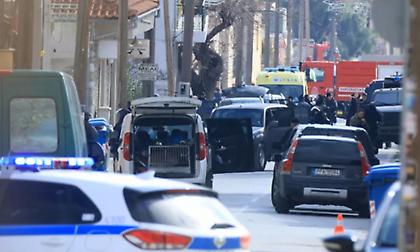 Λάρισα: Αυτοκτόνησε ο δράστης που είχε ταμπουρωθεί στην επιχείρησή του μετά από διπλό φονικό!