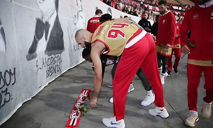 Ολυμπιακός-ΠΑΟΚ: Άφησαν λουλούδια για τα θύματα της τραγωδίας της Θύρας 7 οι δύο ομάδες στο ΣΕΦ