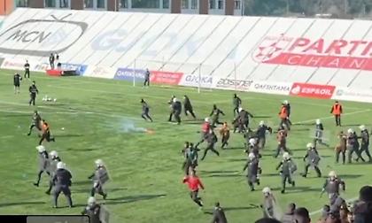 Άγρια επεισόδια σε ντέρμπι του αλβανικού πρωταθλήματος: Μετατράπηκε σε πεδίο μάχης ο αγωνιστικός χώρος