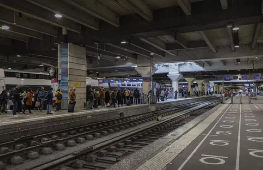 Πρόστιμο 200 ευρώ σε επιβάτη που μιλούσε στο κινητό με... ανοιχτή ακρόαση ενώ περίμενε το τρένο στη Γαλλία!