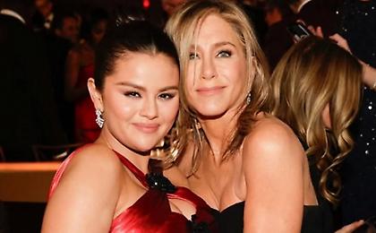Selena Gomez & Jennifer Aniston αναπαράστησαν μια εμβληματική σκηνή από τα Φιλαράκια
