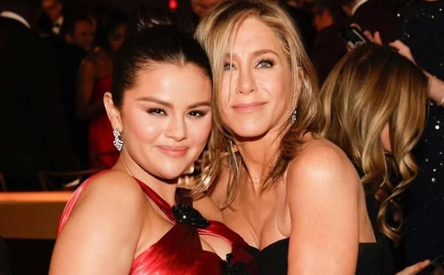 Selena Gomez & Jennifer Aniston αναπαράστησαν μια εμβληματική σκηνή από τα Φιλαράκια
