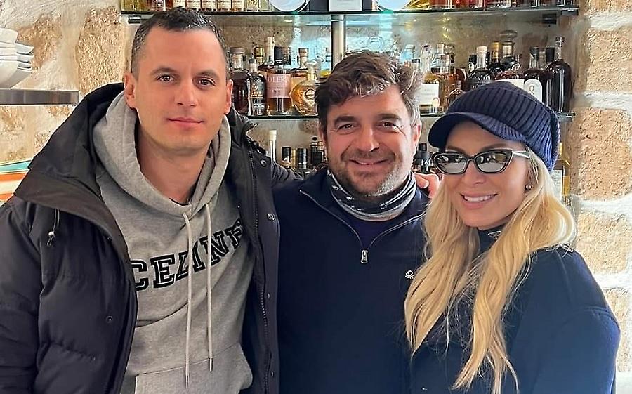 Κατερίνα Καινούργιου - Παναγιώτης Κουτσουμπής: Προσκύνημα στον Άγιο Νεκτάριο και γεύμα στην Αίγινα