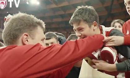 Όμορφη κίνηση του Βεζένκοφ: Χάρισε τα παπούτσια του σε μικρό φίλο του Ολυμπιακού