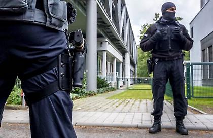 Συναγερμός στη Γερμανία: Ανθρωποκυνηγητό για νεαρό που στόχευσε με όπλο μαθήτρια μέσα σε σχολείο