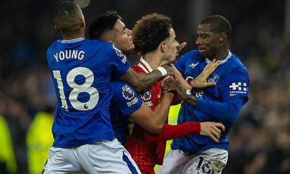 Άγριος καυγάς στο φινάλε του Έβερτον – Λίβερπουλ, «αρπάχτηκαν» Τζόουνς και Ντουκουρέ!