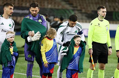 Υπέροχη κίνηση από τους παίκτες του Παναθηναϊκού: Έδωσαν τα φούτερ τους στα παιδιά που τους συνόδευσαν λόγω της παγωνιάς