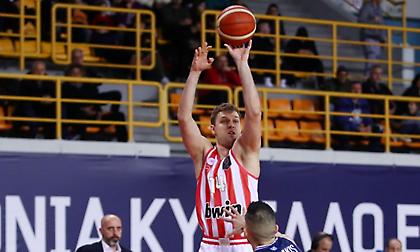 Άμυνα και «τεσσάρια» έκαναν τη δουλειά για τον Ολυμπιακό και τώρα ΠΑΟΚ