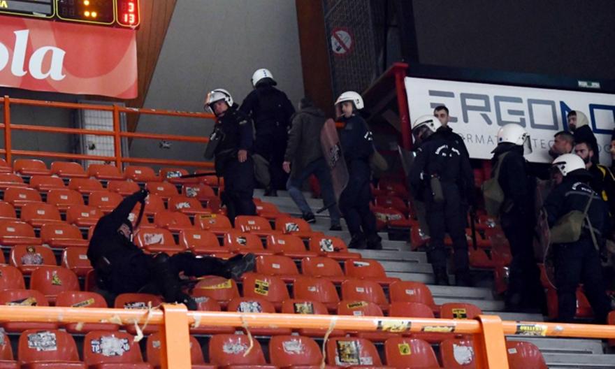 Τράπερ ο οπαδός που κλώτσησε και έριξε αστυνομικό από την εξέδρα στο Προμηθέας-ΑΕΚ