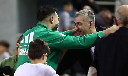 Το παρελθόν και το παρόν του Παναθηναϊκού: Η αγκαλιά του Διαμαντίδη με τον Σλούκα