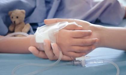 Κοριτσάκι τεσσάρων ετών με εγκαύματα στο νοσοκομείο: Αβοήθητο για τέσσερις ημέρες – Συνελήφθη η μητέρα