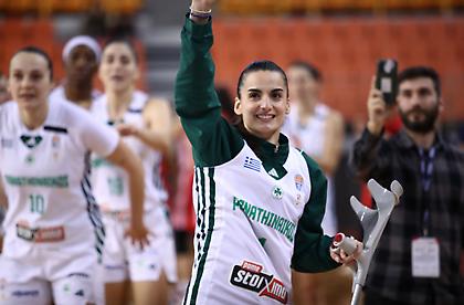 Θερμό χειροκρότημα από όλους στη Σταμολάμπρου πριν την έναρξη του ντέρμπι